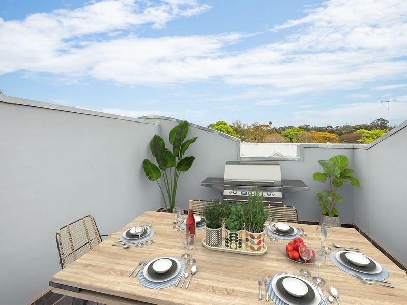 SPACIOUS, ENTERTAINER’S TERRACE-STYLE TOWN HOUSE 2