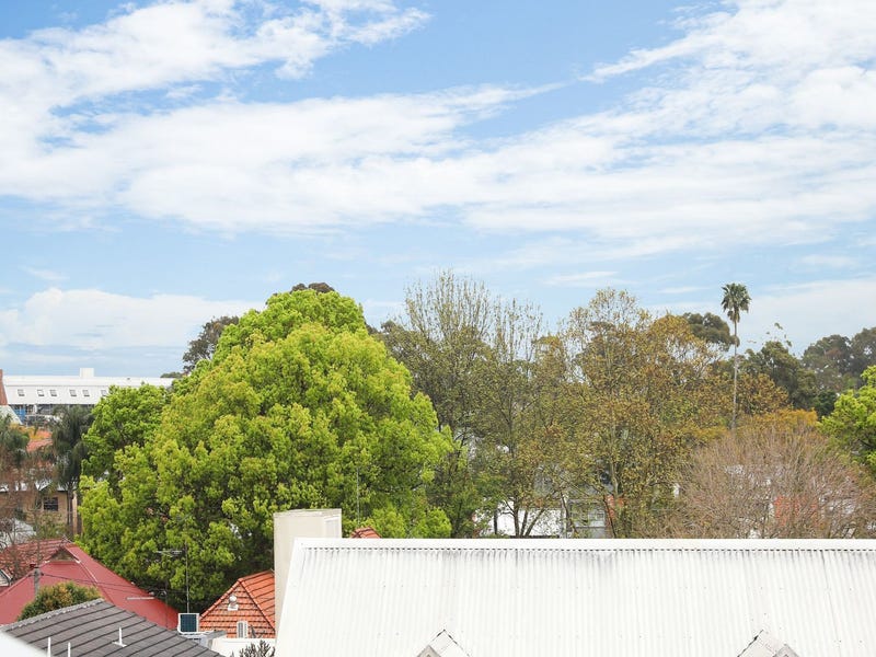 SPACIOUS, ENTERTAINER’S TERRACE-STYLE TOWN HOUSE 3