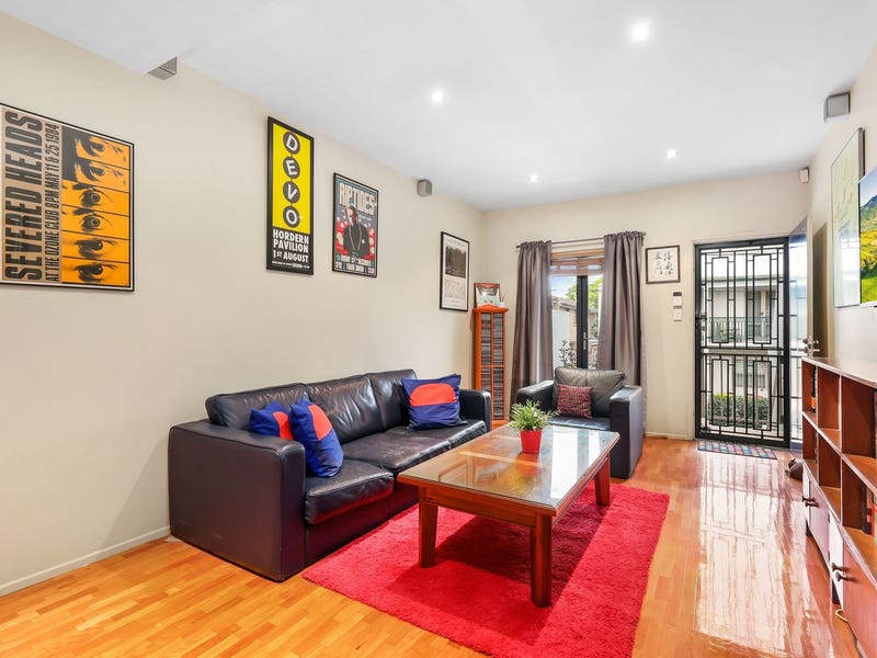 SPACIOUS, ENTERTAINER’S TERRACE-STYLE TOWN HOUSE 4