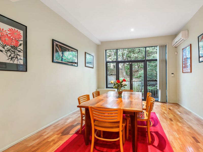 SPACIOUS, ENTERTAINER’S TERRACE-STYLE TOWN HOUSE 5