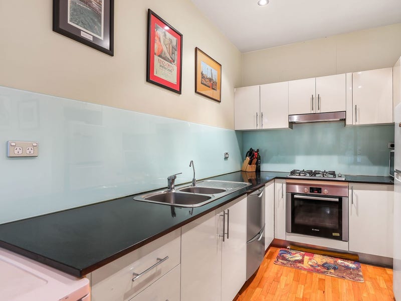 SPACIOUS, ENTERTAINER’S TERRACE-STYLE TOWN HOUSE 6
