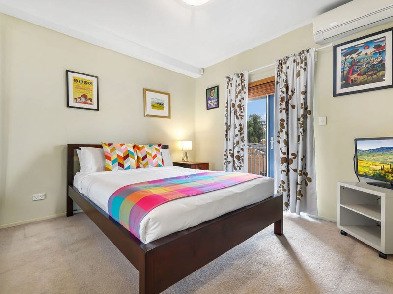 SPACIOUS, ENTERTAINER’S TERRACE-STYLE TOWN HOUSE 8