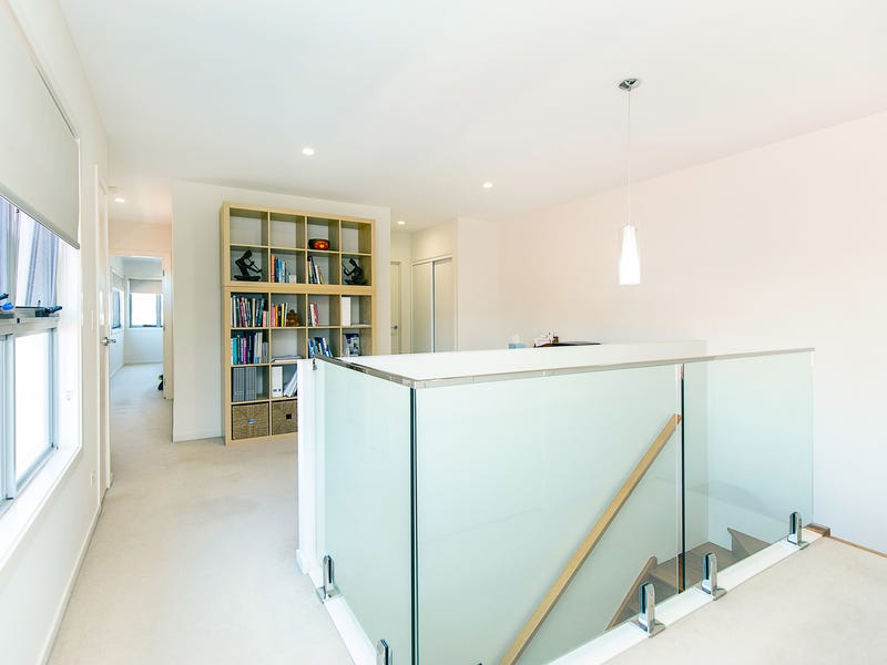 SUPERB DUPLEX, WALK TO NOBBY 16