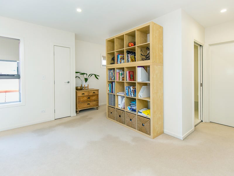 SUPERB DUPLEX, WALK TO NOBBY 17