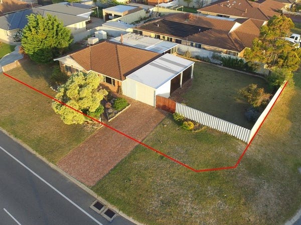 GREAT LOCATION BEACHSIDE HOME LARGE R20 CORNER BLOCK