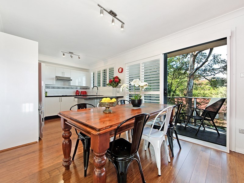 Elegant tri-level living with stunning 2