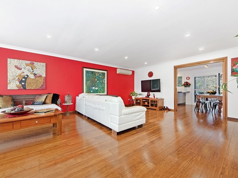 Elegant tri-level living with stunning 3