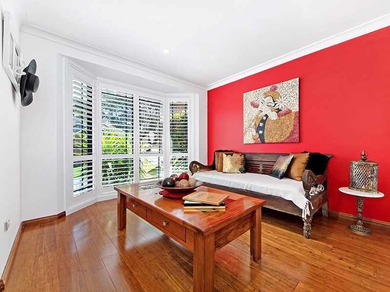Elegant tri-level living with stunning 4