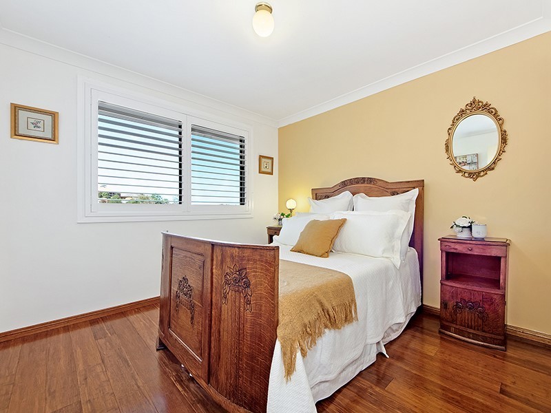 Elegant tri-level living with stunning 5