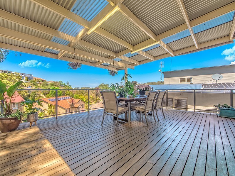 Elegant tri-level living with stunning 8