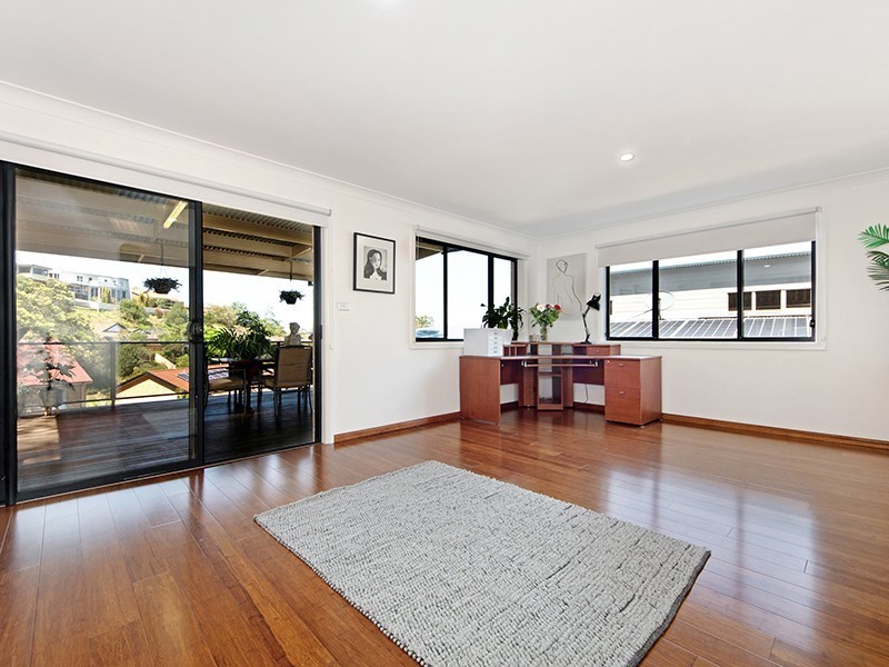 Elegant tri-level living with stunning 10