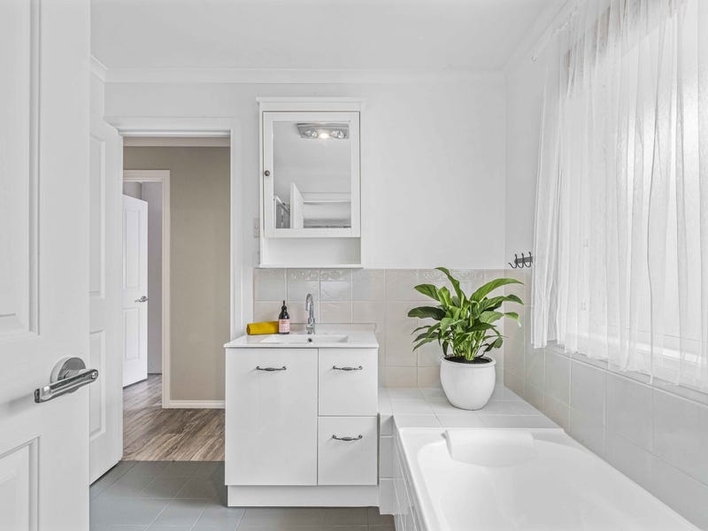 WELL LOVED HOME, JUST MOVE 12