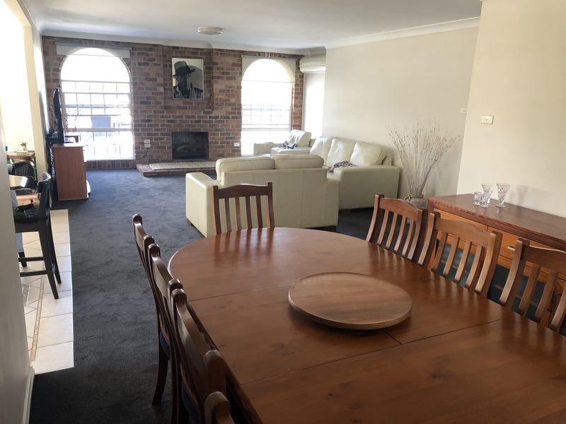 Large Family home close to 9