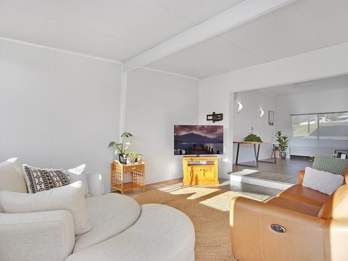 Contemporary Spacious Home with Room 13