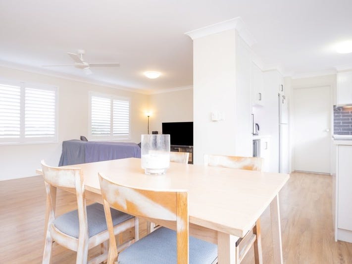 Three bedrooms, Two bathrooms, First 7