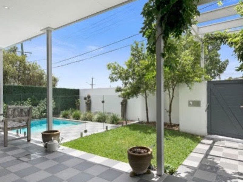 Modern Family Home in Bulimba 13