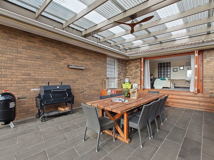 Beautifully renovated family home 31