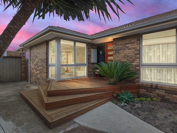 Beautifully renovated family home 34