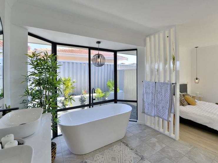 Modernised Hampton’s feel 4 bedroom 8