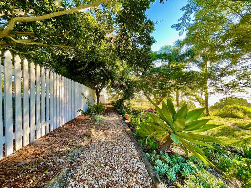 TREE CHANGE with magnificent views 32