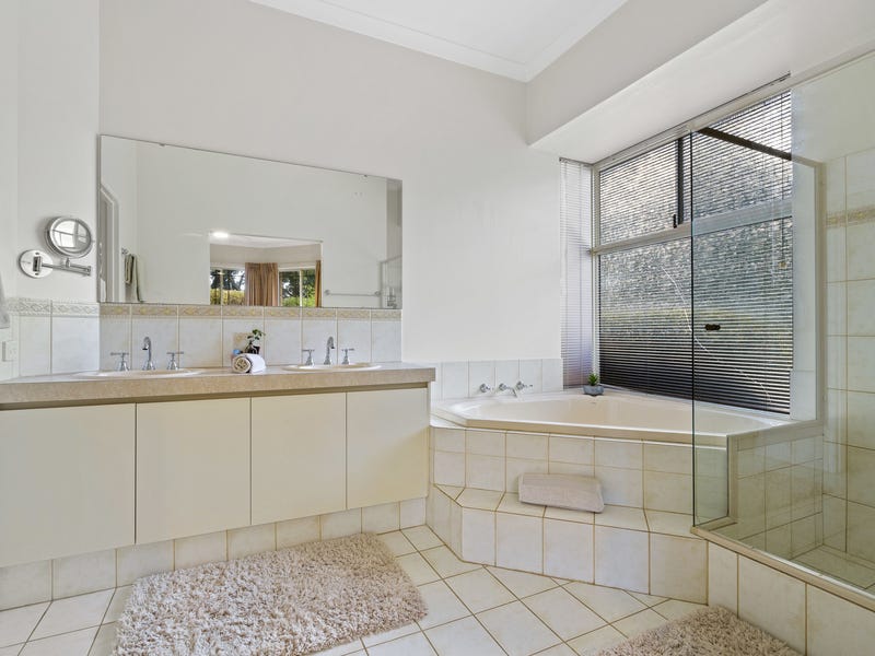 HILLSIDE RETREAT AND ENTERTAINER’S DELIGHT! 7