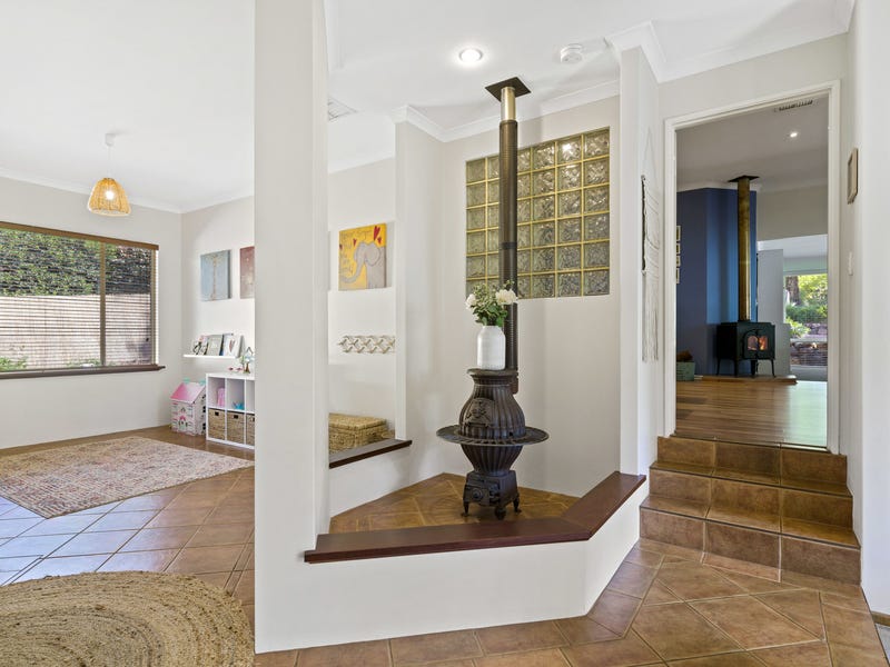 HILLSIDE RETREAT AND ENTERTAINER’S DELIGHT! 8