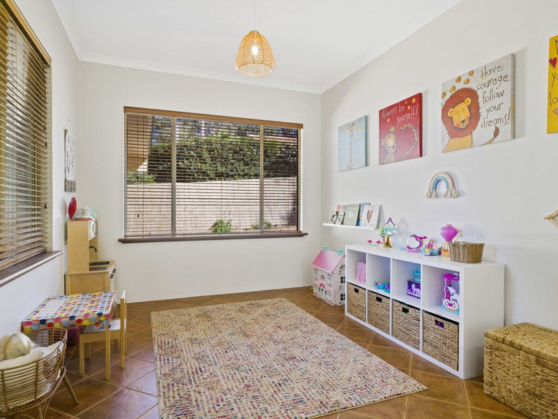 HILLSIDE RETREAT AND ENTERTAINER’S DELIGHT! 9