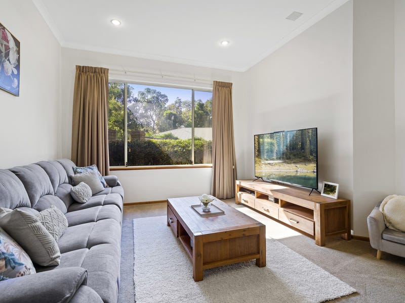 HILLSIDE RETREAT AND ENTERTAINER’S DELIGHT! 10