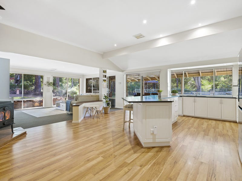 HILLSIDE RETREAT AND ENTERTAINER’S DELIGHT! 12