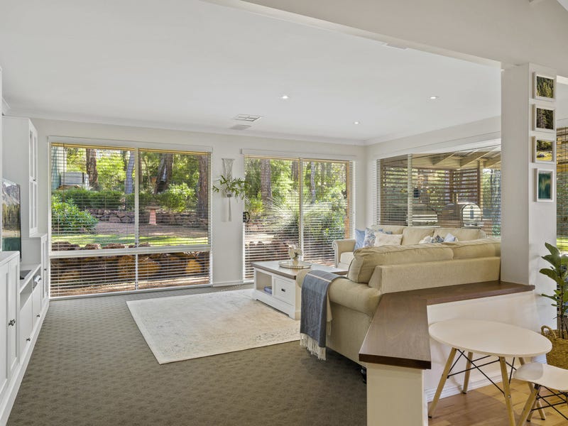 HILLSIDE RETREAT AND ENTERTAINER’S DELIGHT! 13