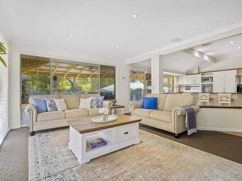 HILLSIDE RETREAT AND ENTERTAINER’S DELIGHT! 14