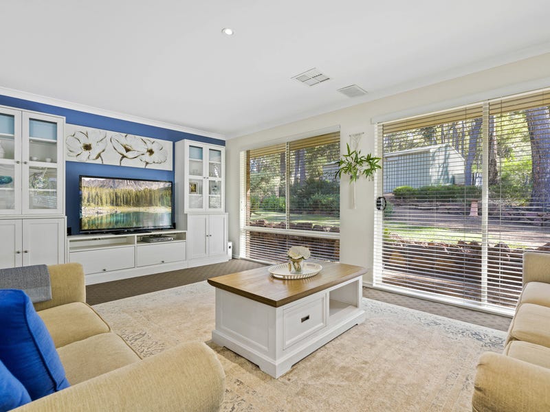 HILLSIDE RETREAT AND ENTERTAINER’S DELIGHT! 15