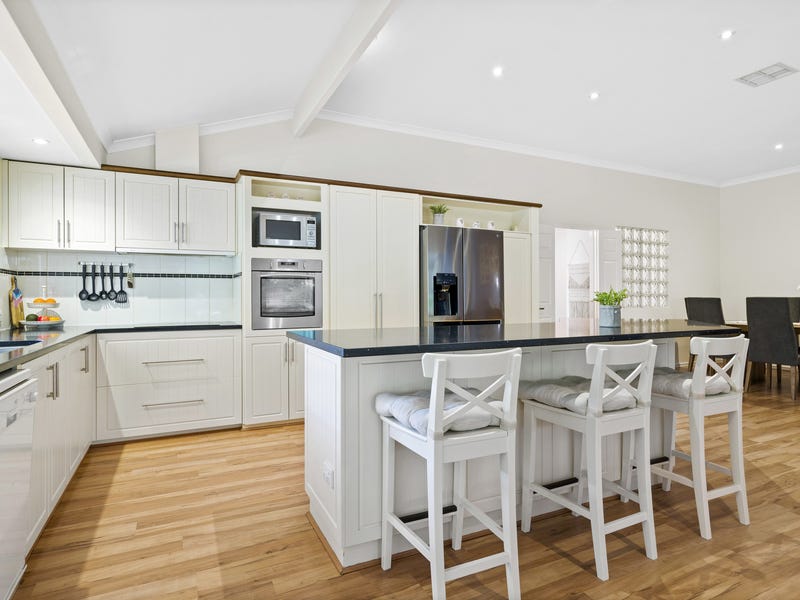 HILLSIDE RETREAT AND ENTERTAINER’S DELIGHT! 16