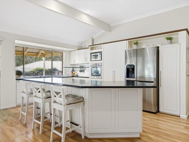 HILLSIDE RETREAT AND ENTERTAINER’S DELIGHT! 17
