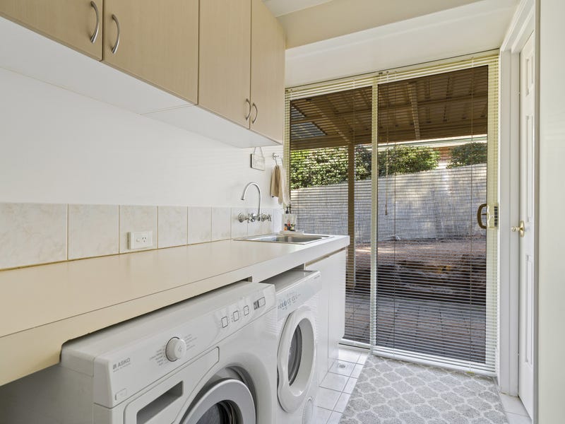 HILLSIDE RETREAT AND ENTERTAINER’S DELIGHT! 25
