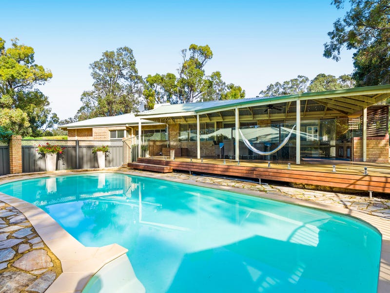 HILLSIDE RETREAT AND ENTERTAINER’S DELIGHT! 28