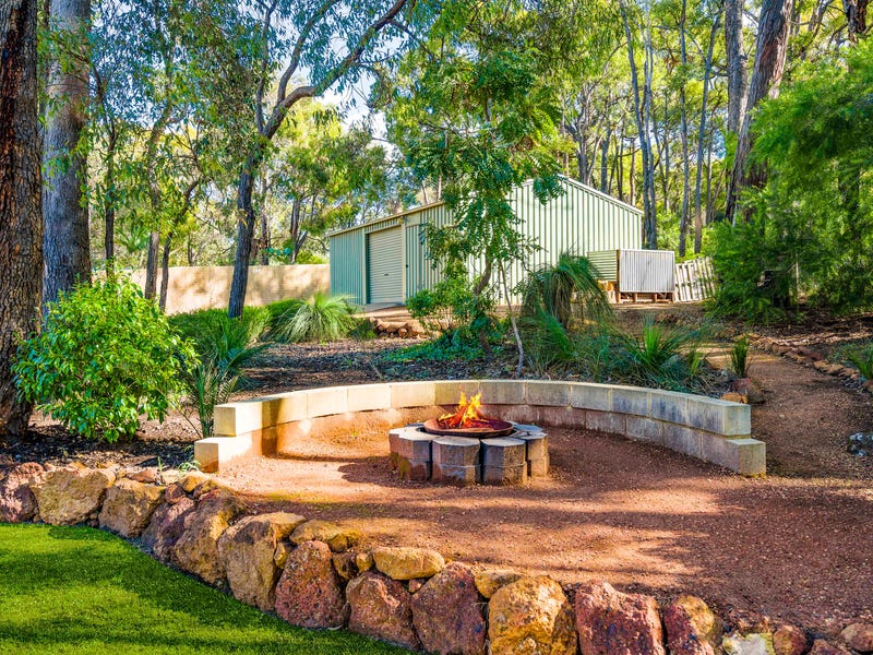 HILLSIDE RETREAT AND ENTERTAINER’S DELIGHT! 32