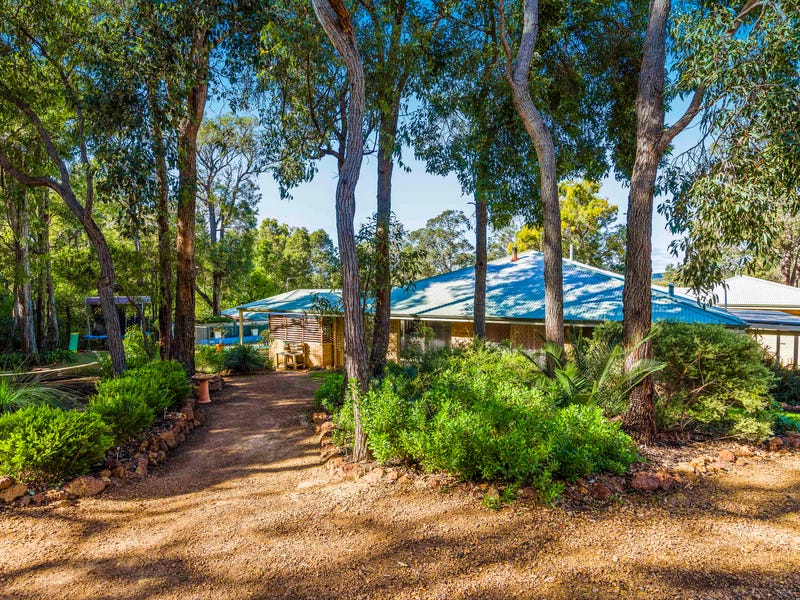 HILLSIDE RETREAT AND ENTERTAINER’S DELIGHT! 34