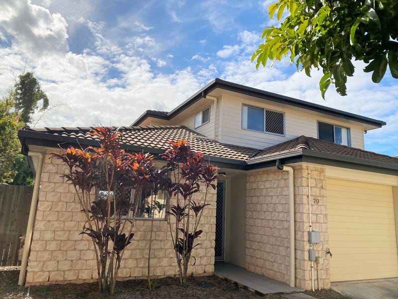Modern Townhouse with Large yard & Pool