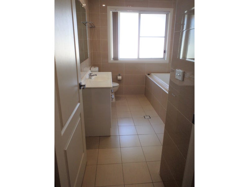 Recently built modern unit offers 7