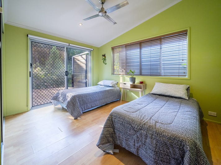 Beach Holiday House with Dual 13