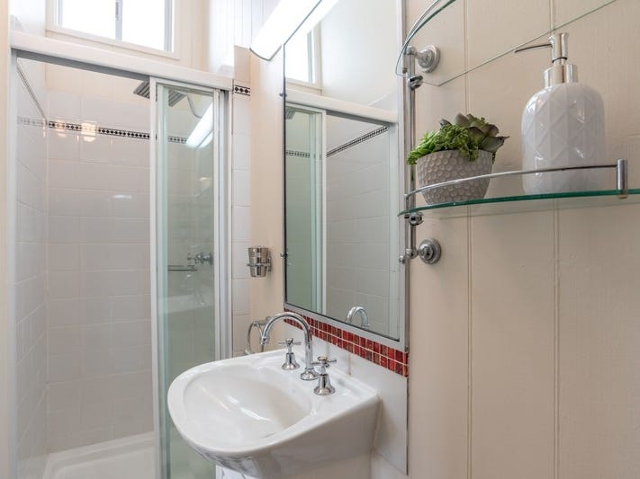 SELLING – 37 Annie St 11