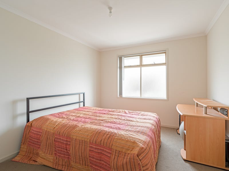 Beautifully Presented Townhouse 6