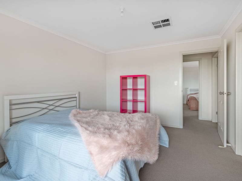 Beautifully Presented Townhouse 10