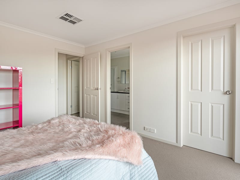 Beautifully Presented Townhouse 11