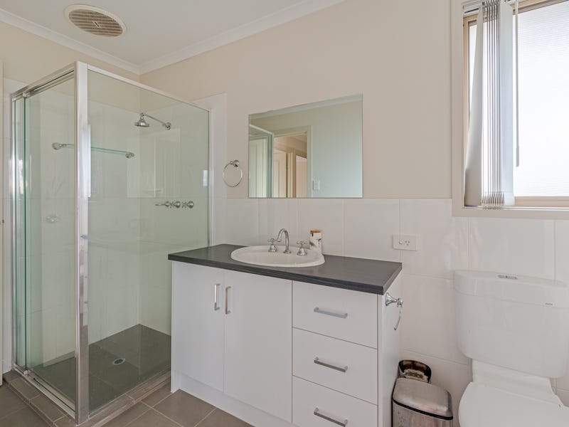 Beautifully Presented Townhouse 12