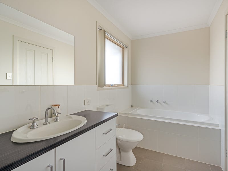Beautifully Presented Townhouse 13