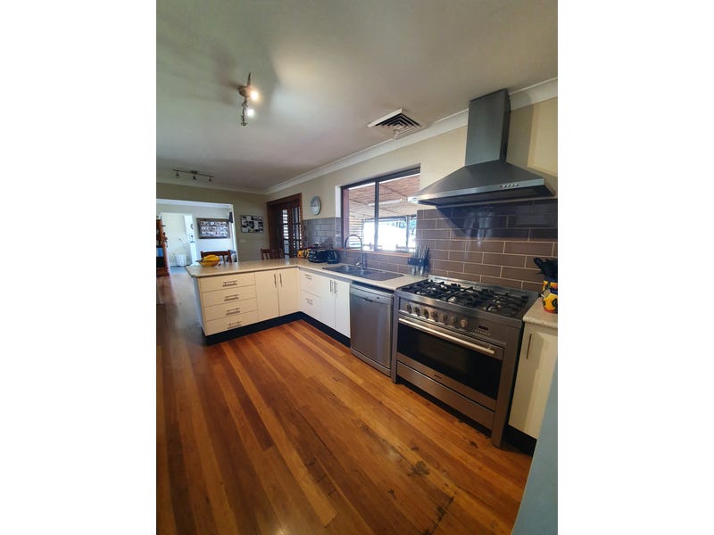 Executive Family Home on 1012m2 4