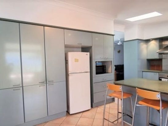 Enjoy a relaxed lakeside lifestyle 9