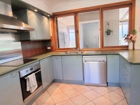 Enjoy a relaxed lakeside lifestyle 10